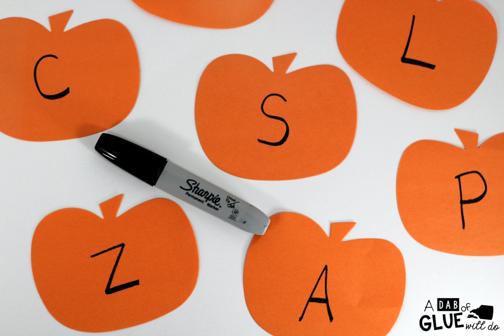 DIY Pumpkin Matching Puzzle is a fun, hands-on game for children of all ages. Toddlers and preschool, kindergarten, and first grade students will be having so much fun that they will not even know that they are learning. 