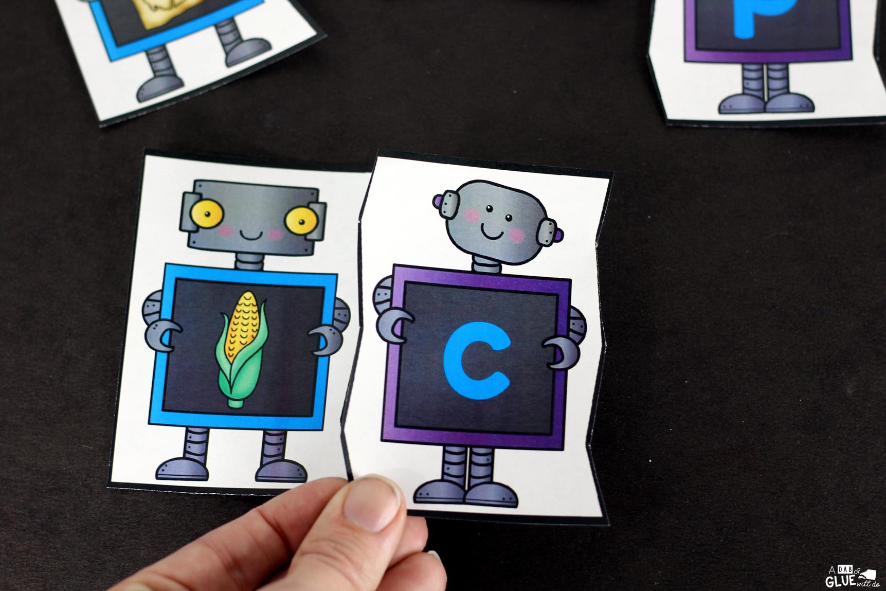 Robot CVC Word Puzzles is the perfect addition to your literacy centers. This free printable is great for preschool, kindergarten and first grade students. 
