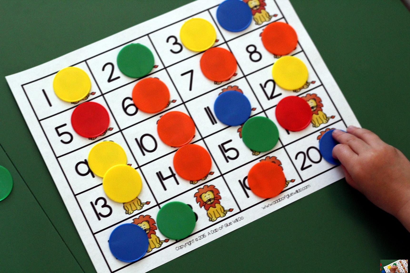 Zoo First to 20 and First to 50 Math Game is a great way for students to practice one to one correspondence, counting, and addition. This free printable is perfect for preschool, kindergarten, and first grade. 