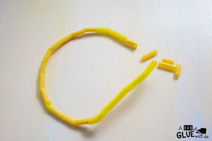 There are so many different apple activities that you can do at home or in the classroom. These Pipe Cleaner and Straw Apples are simple to make and great for practicing fine motor skills like cutting, lacing! They are also a great activity for a busy bag.