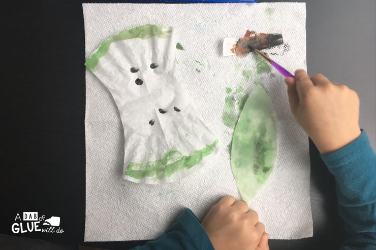 Here's a fun craft to help learn the parts of an apple! This is a simple coffee filter craft that uses watercolor paints to create an apple core, skin, leaf, stem, and seeds. This craft is a great one to do in the beginning of the year for preschool, kindergarten, or elementary students, or as a craft to do with apple themed units.