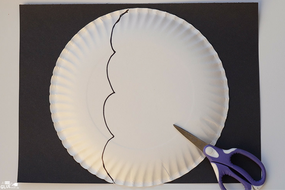 Today we're sharing a super cute paper plate bat craft! This is a sun and simple craft to do with  preschool, kindergarten, or elementary students to go along with bat books or to decorate the home or classroom for Halloween. These bats are adorable with their pointy teeth, and aren't too scary!