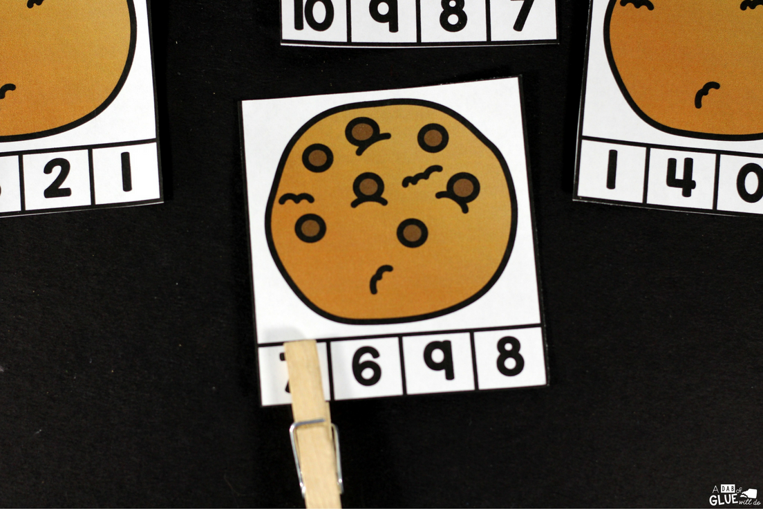 Cookie Counting Clip Cards is great math activity for students to practice numbers and counting anytime of the year.  This free printable is perfect for preschool, kindergarten, and first grade students.