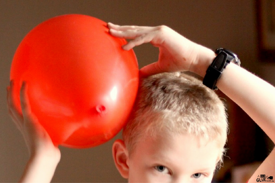 Need a simple science idea? Static Electricity Experiment for Kids is perfect for your STEM lesson in elementary classroom. Kids love easy science!