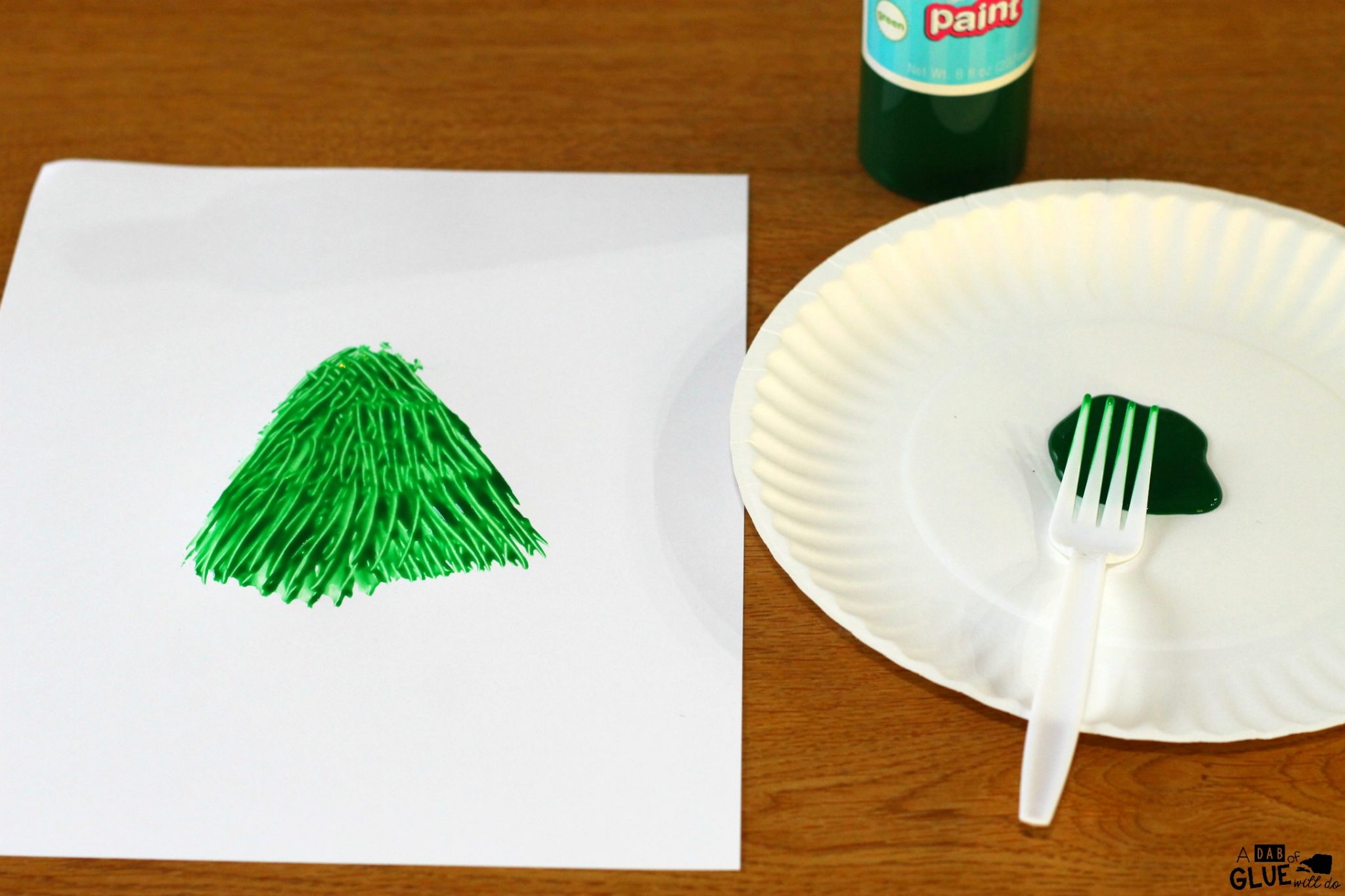 This Fork Painted Christmas Tree is a fun and easy craft for young children to make. You can hang these holiday crafts on a bulletin board for a cheerful and festive decoration that will brighten up your classroom.