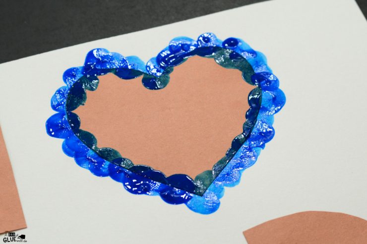 Give dad a personalized keepsake this year with this free I Love Dad thumbprint craft.