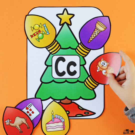 This Christmas Initial Sound Match-up resource is perfect for helping your little readers build on their phonological awareness. 